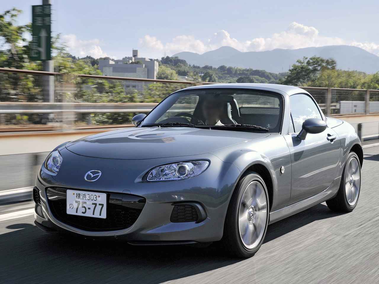 【10年ひと昔の新車】マツダ ロードスターRHTは、ショートトリップの相棒にも最高の1台だった (1/2) - Webモーターマガジン