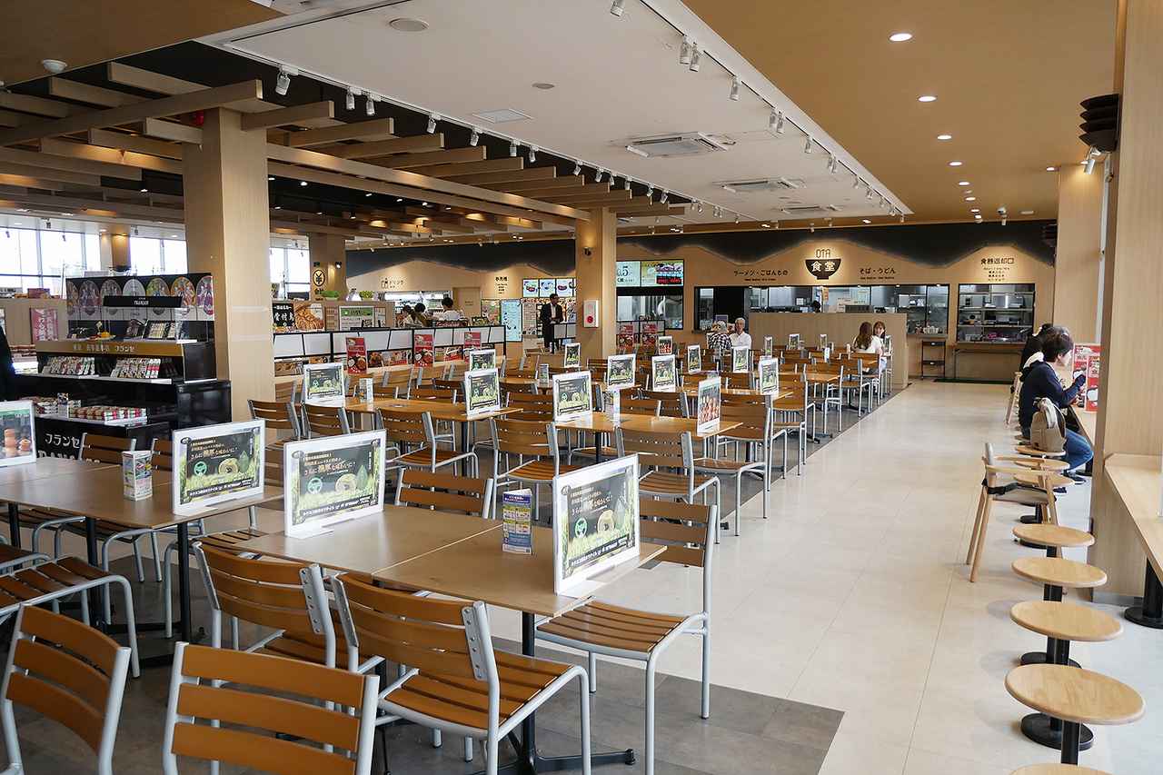 画像: 太田強戸PAのフードコートは、片側(写真右側)が大きな窓に面しており、明るく広々とした雰囲気となっている。
