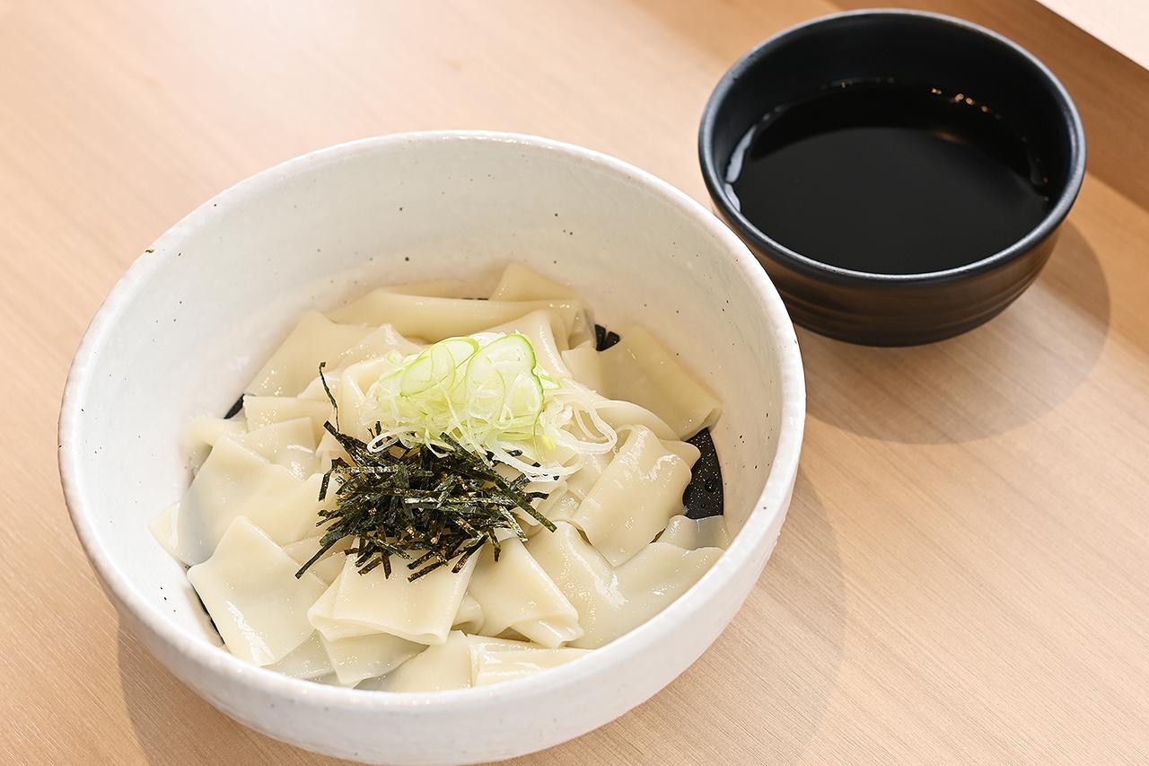 画像: フードコートで人気の「ひもかわうどん」(870円)。こちらも販売は10時から。ゆで上がるまで5分ほどかかる。