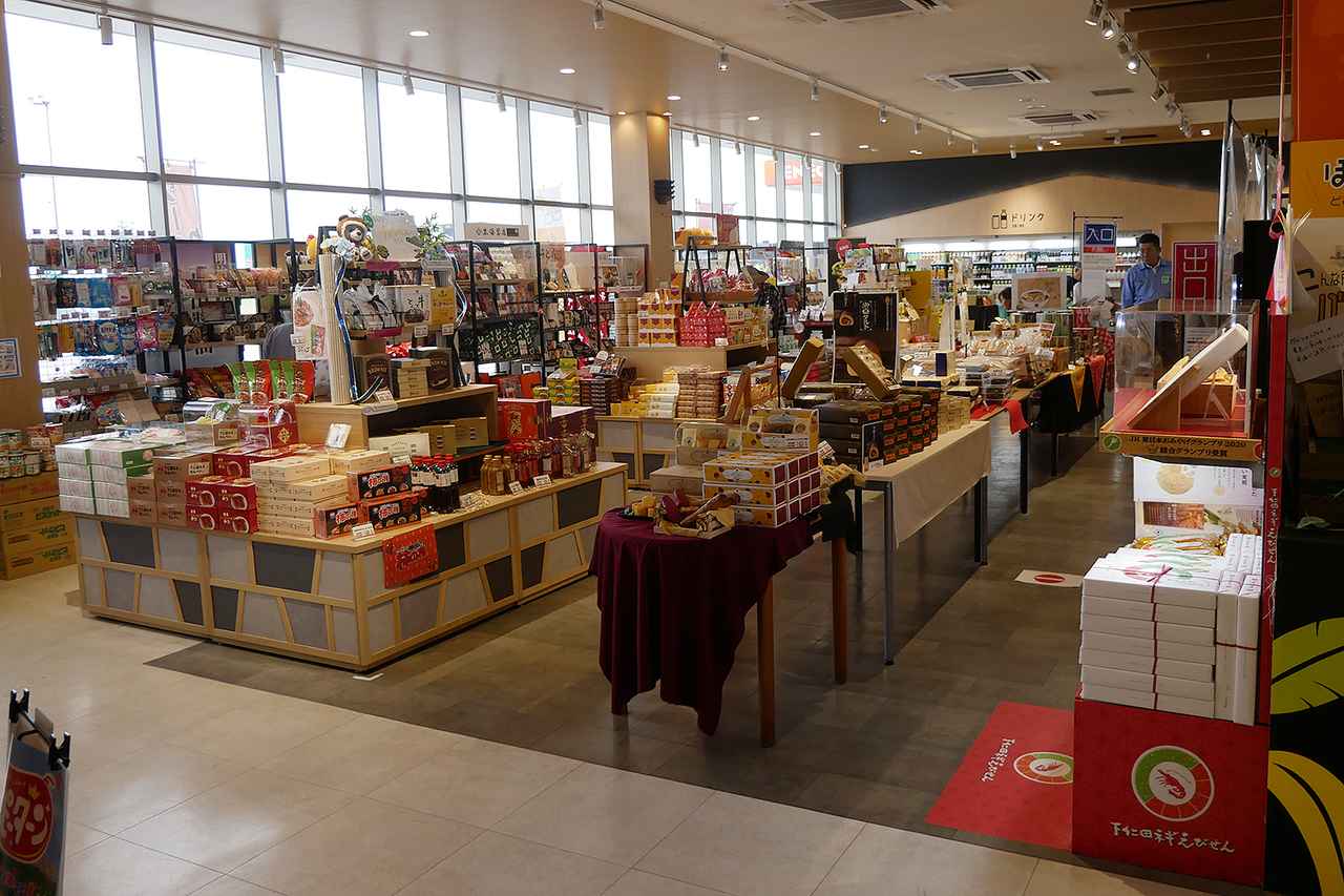 画像: 太田強戸PA(東西集約)のショッピングコーナーでは、地元である群馬県を中心としたおみやげを数多く取り揃えている。