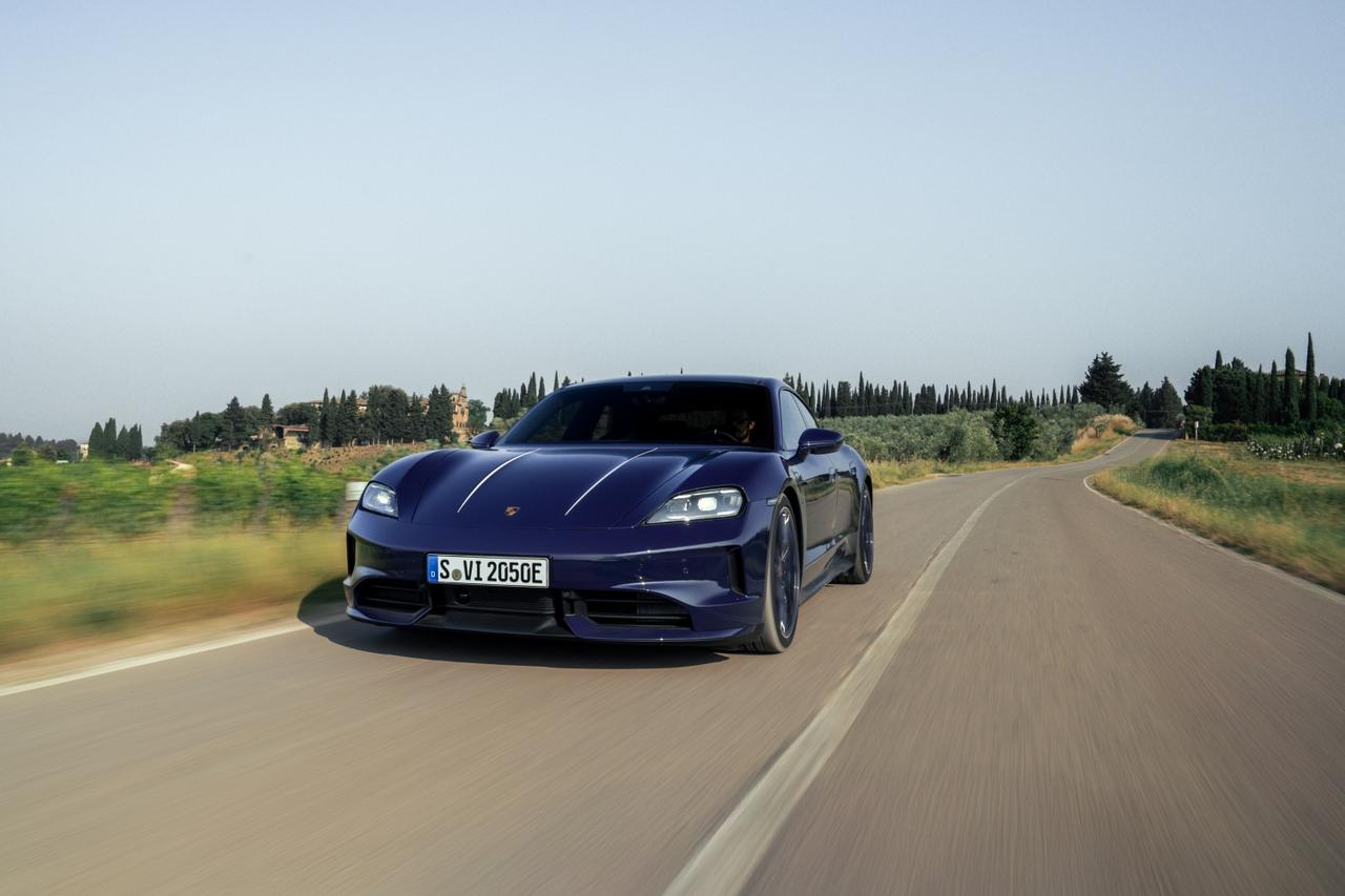 画像: タイカン 4Sの車名は、「Taycan 4S edizione '40 Anni Porsche Italia'」