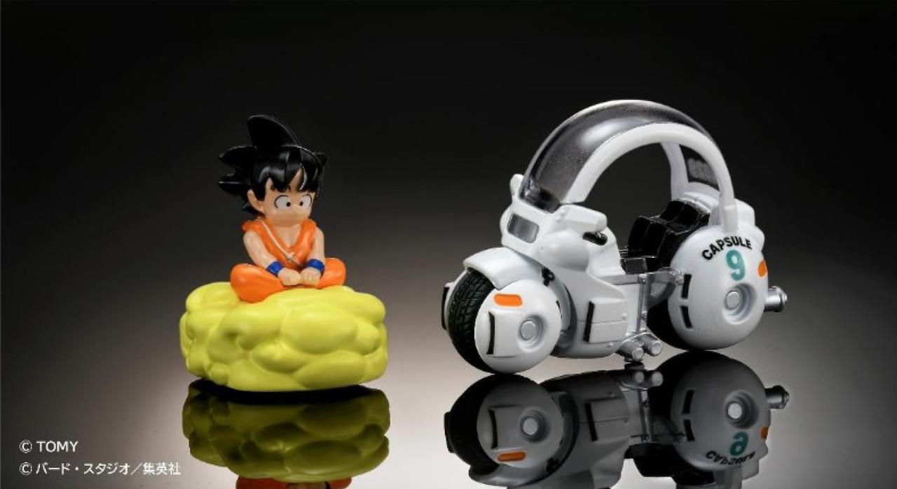 画像: 第1弾として発売になったのは、「孫悟空の筋斗雲」(左)と「ブルマのカプセルNo.9バイク」(右)。ラインナップでは、作品初期を彩る主要キャラクターにゆかりのある「乗り物」がチョイスされている。 ©TOMY ©バード・スタジオ/集英社