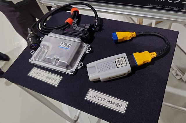 画像: 無線通信によりソフトウェアを書き込む「ファクトリーOTA」は、端末を車体のOBD2コネクタに繋いで使う。