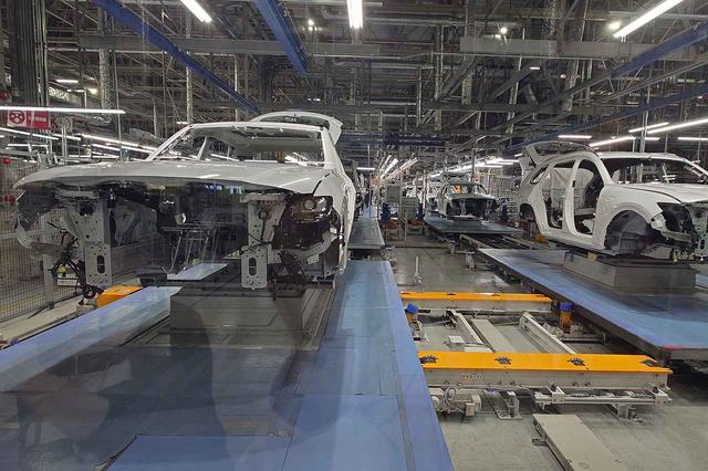 画像: 床面に設置した台車でボディを運搬する「トラバース台車ライン」。大掛かりな工事なしにラインを構築可能。