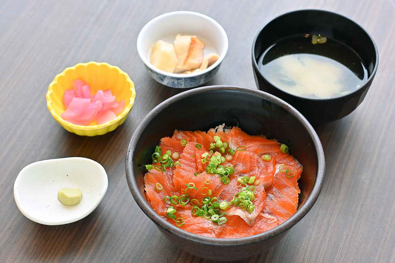 画像: 岩手山の湧き水で育てられたニジマスを使った「盛岡サーモン丼」（1200円）。煮物の小鉢は日替わりとなる。