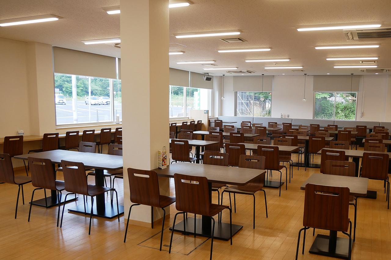 画像: 岩手山SA（上り）は、2024年3月にリニューアルされており、フードコートのテーブルも椅子もほとんど新品状態だ。