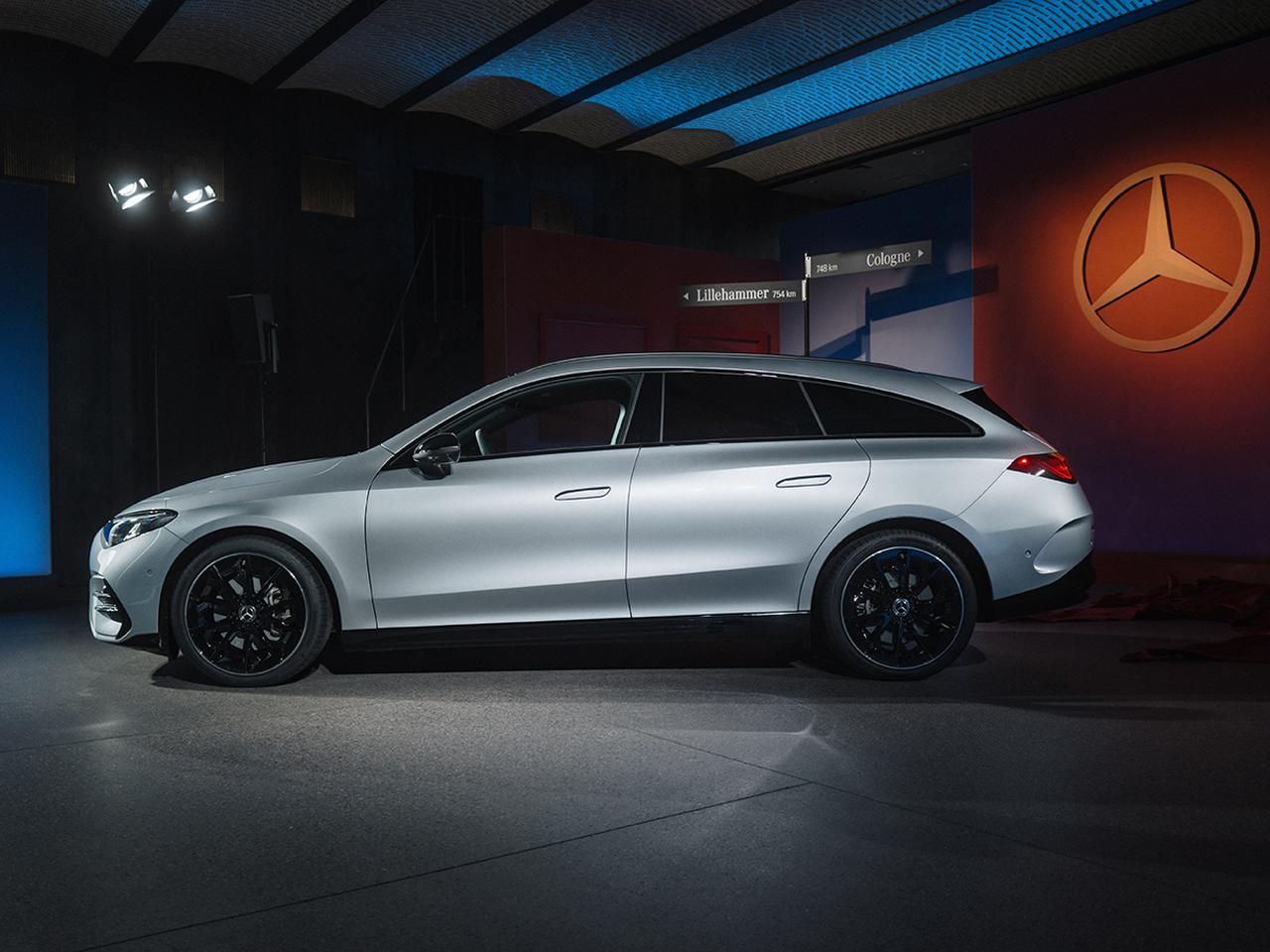 画像: 気品漂わす後方へ緩やかに傾斜するルーフライン。Bピラーまでは新型「CLA」と同じデザインだ。