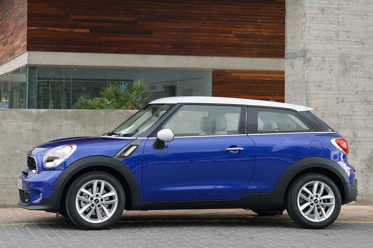 画像: 全長と全幅はMINI クロスオーバーと変わらないが、2ドア化して全高を低めたクーペスタイルとしたので印象はまったく異なる。
