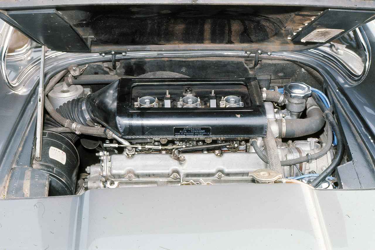 画像: マセラティがシトロエンに供給していた3LのV6 DOHCを横置きにミッドシップ搭載。3基のウエーバー製キャブレターで190psを発生した。