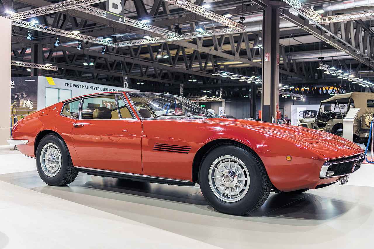 画像: カムシンの先代に当たるのが「ギブリ」。1966年登場の流麗なクーペはカロッツェリア ギア時代のジウジアーロが手がけたものだ。
