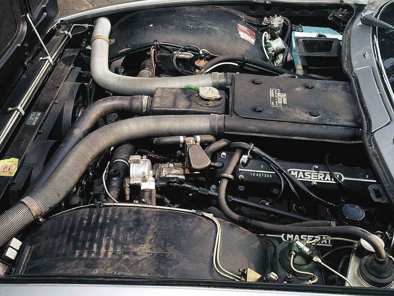 画像: フロントに縦置きされた5LのV8 DOHCユニットは320psと49.0kgmを発生。0→100km／h加速は7.3秒を誇った。
