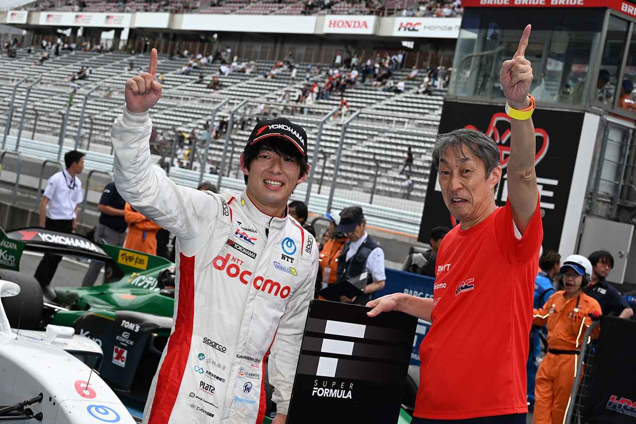 画像: 村岡監督と喜びを表現する太田。