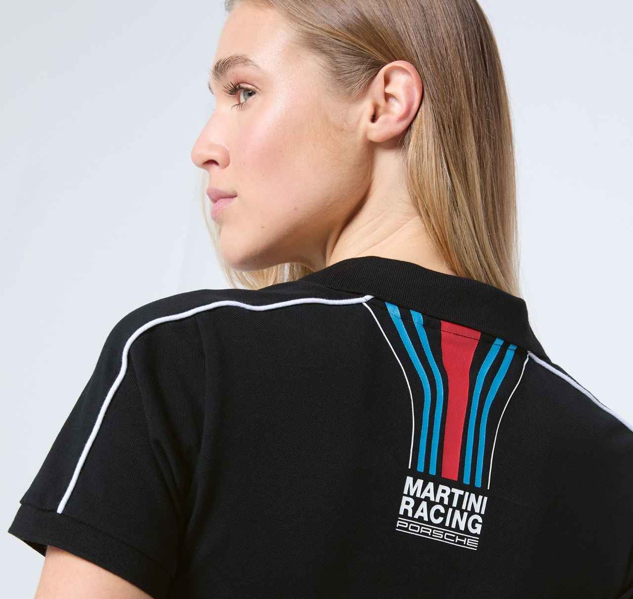 画像: ウィメンズポロシャツの背面には、ブルーとレッドのストライプとなる「マルティーニ・カラー」とMARTINI RACING PORSCHEのロゴが入る