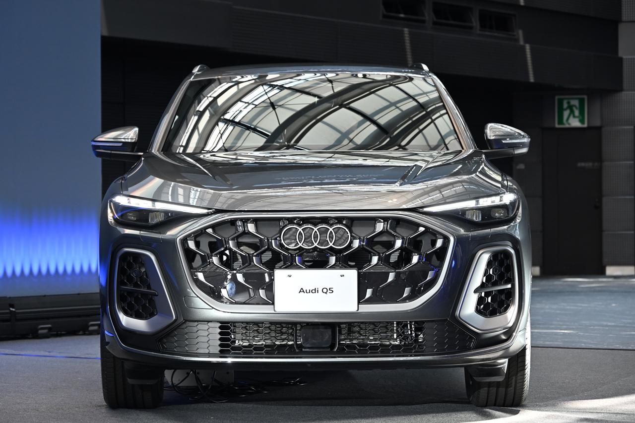 画像: Q5のシングルフレームグリルは、波打った縦基調のルーバーを採用する。