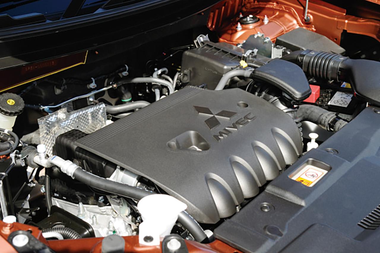画像: 新開発のSOHC16バルブ エンジンは2.4Lと2Lの二本立て。2.4Lモデルは4WD、2LモデルはFFとなる。