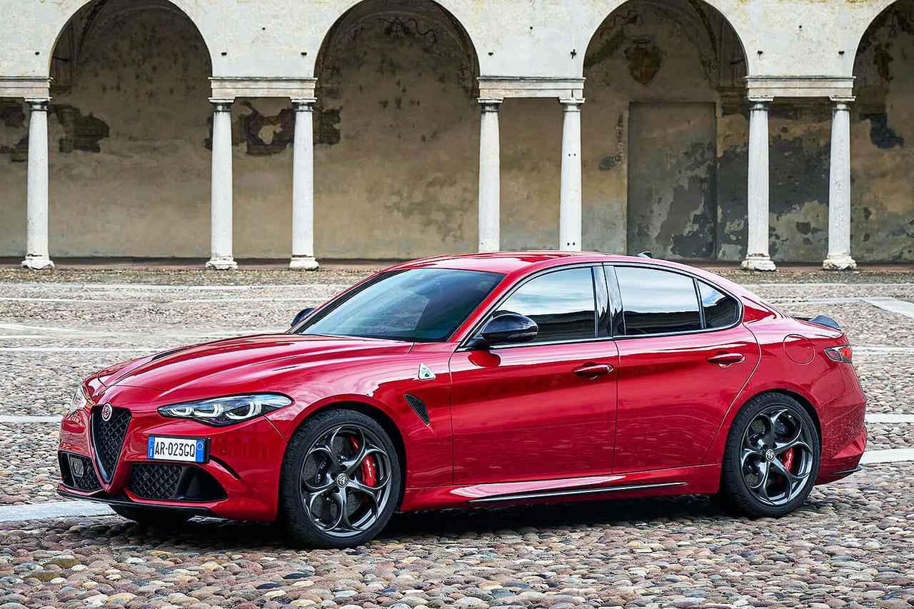 画像: ジュリアのハイパフォーマンスモデル「2.9 V6ビターボ クアドリフォリオ」。2.9L V6ツインターボエンジンを搭載する。