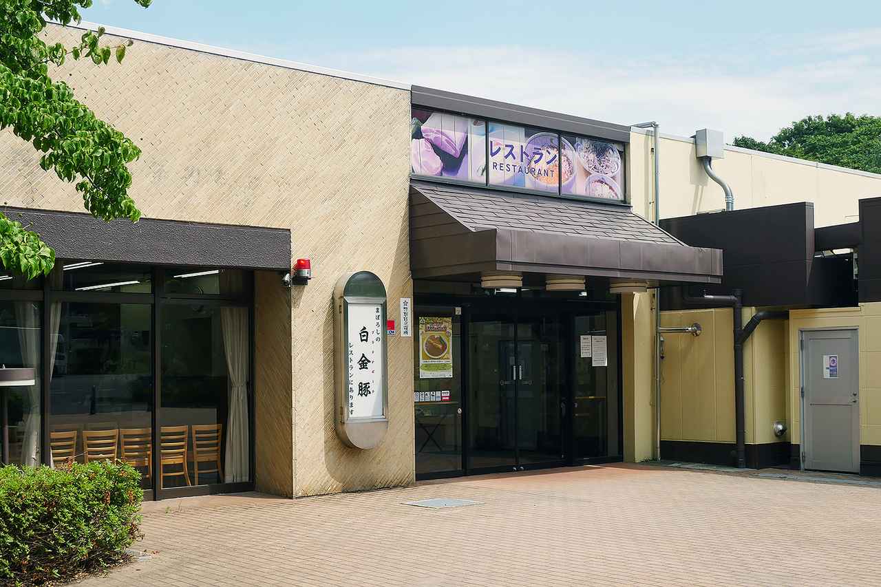 画像: 紫波SA(上り)のレストランは、建屋の左側にあり、外から直接にレストランに行くこともできる。