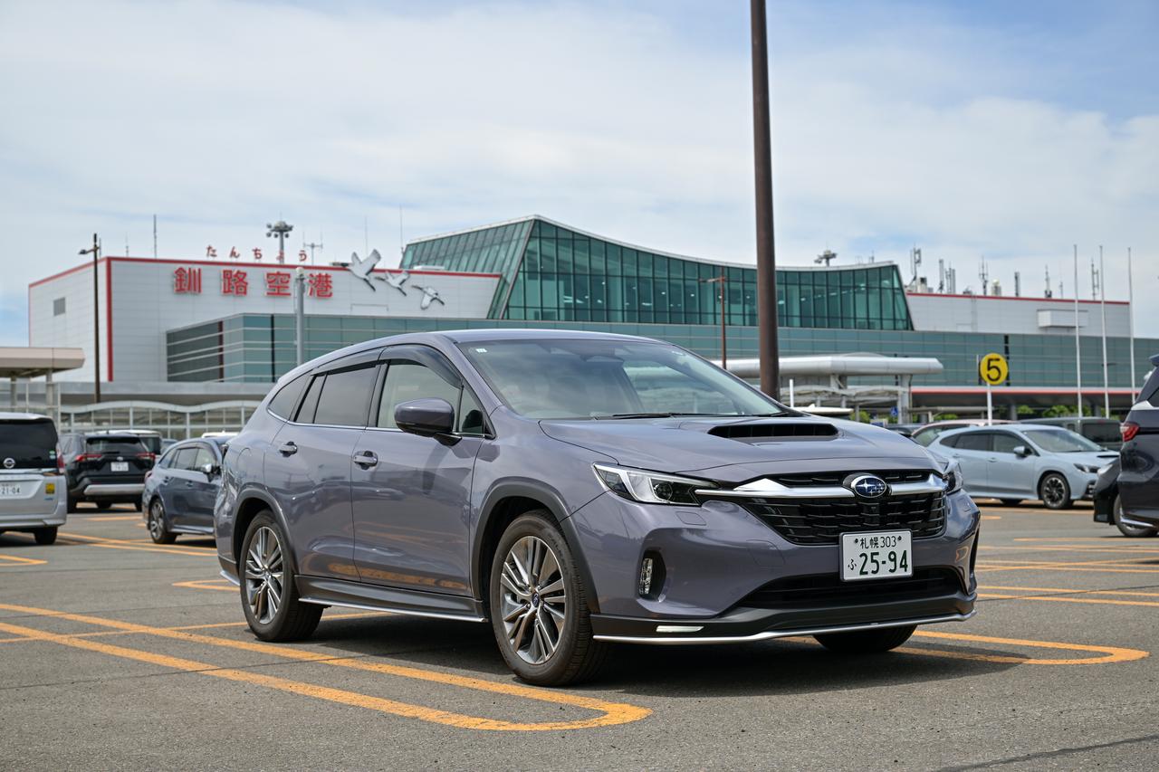 画像: 空港で出迎えてくれたのは、レヴォーグ レイバック Limited EX エアロパッケージ装着車。ボディカラーはアステロイドグレーパールでSTI製フロントスポイラー、サイドステップなどのエアロパーツが装着されていた。