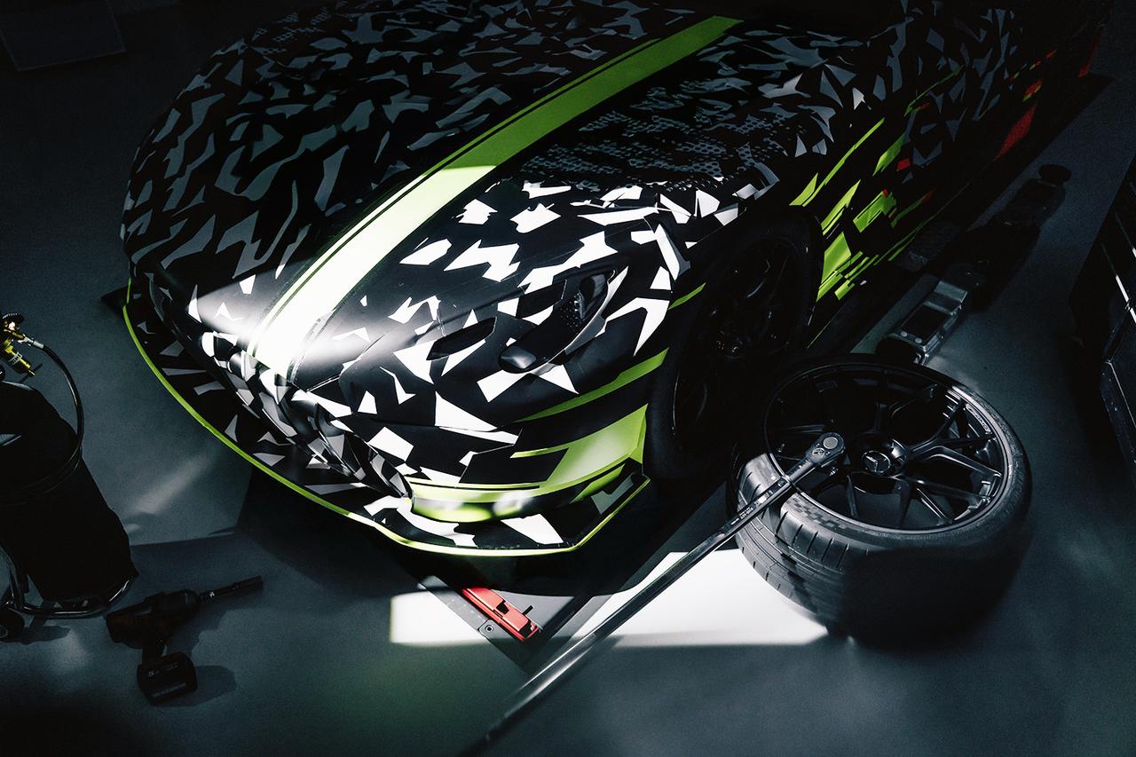 画像: カモフラージュが施された「コンセプト AMG GT トラックスポーツ」のフロントまわり。大型のスプリッターを装着しているようだ。