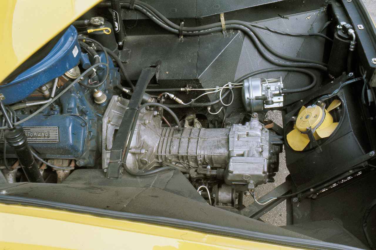 画像: フォード製5.8LのV8は初期型でも44.0kgmのビッグトルクが自慢。その後端(写真右側)にはZF製5速MTが搭載される。