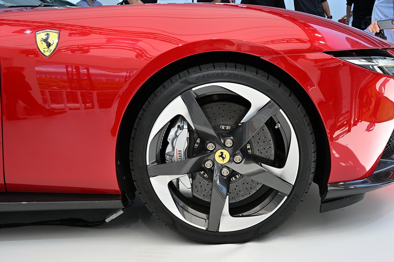 画像: 展示車にはオプションのアルミブレーキキャリパーを装備。フロントタイヤのサイズは245／35R20。