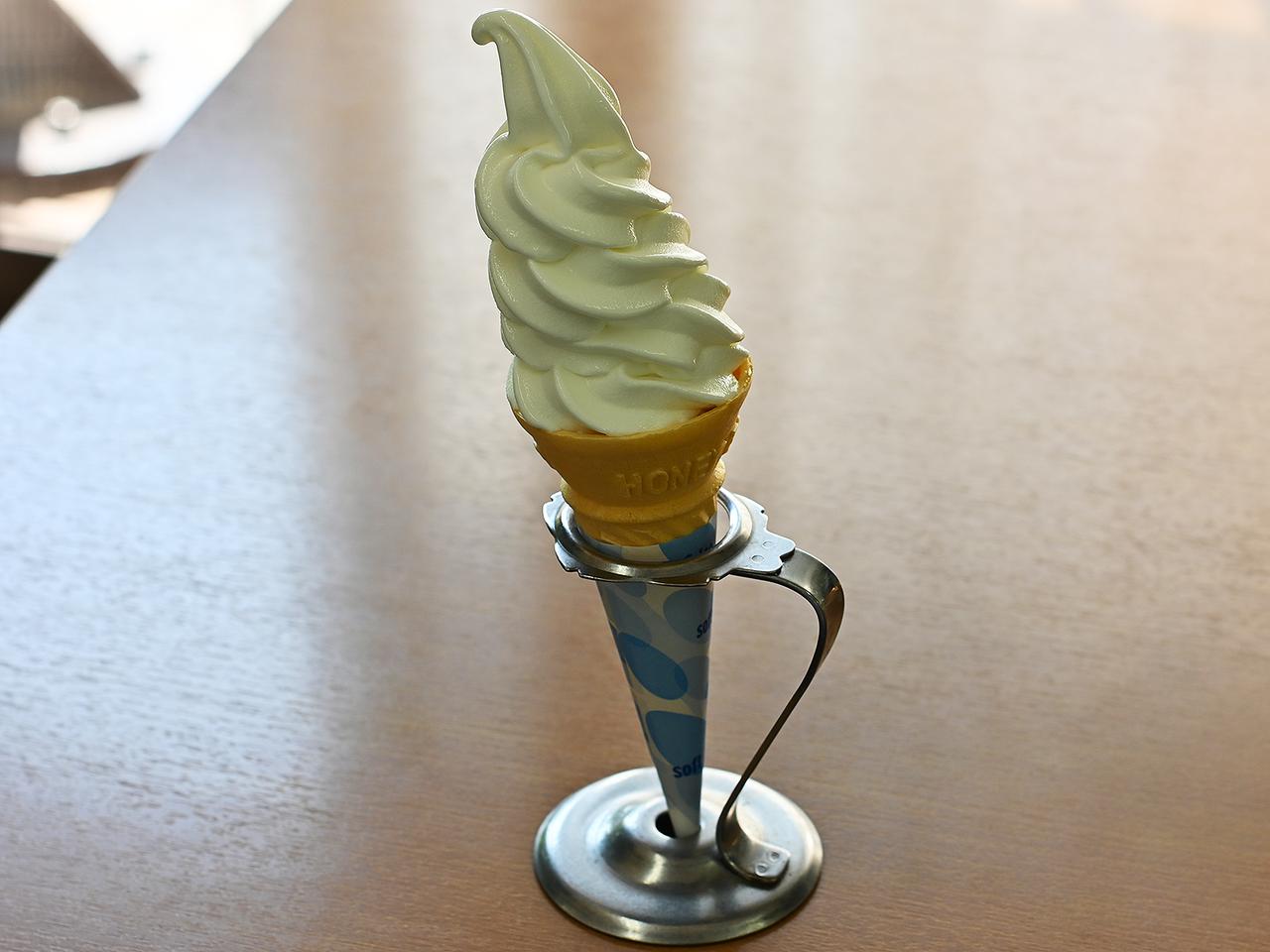 画像: 紫波SA（上り）で人気の「いわて牛乳ソフト」（500円）。不二家の子会社である不二家乳業の牛乳を使ったソフトクリームだ。