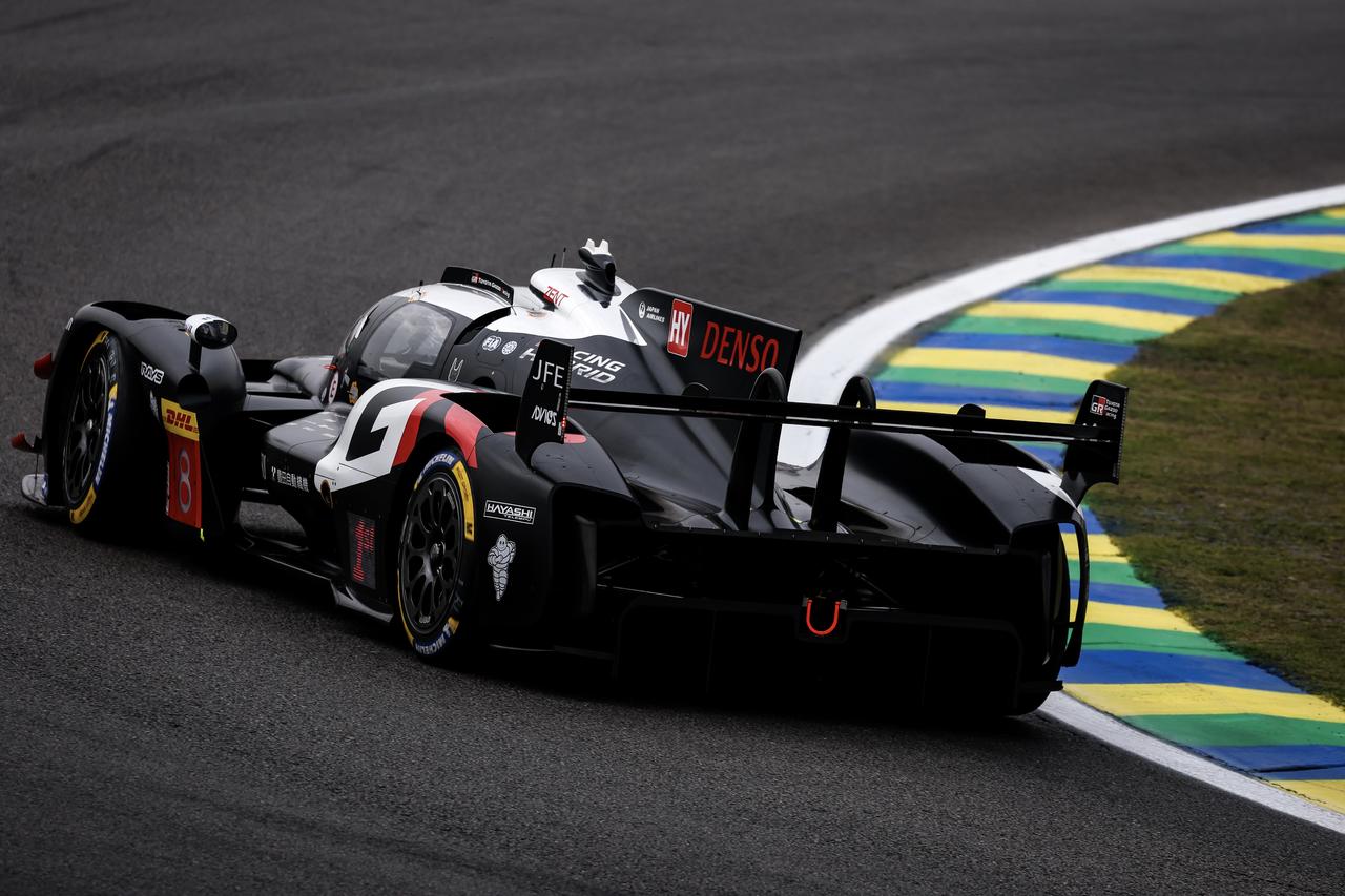 画像: リアウイングもF1ほど大きくないが、車体後部の大型ディフューザーと連動して、滑らかな空気の流れを生み出している。
