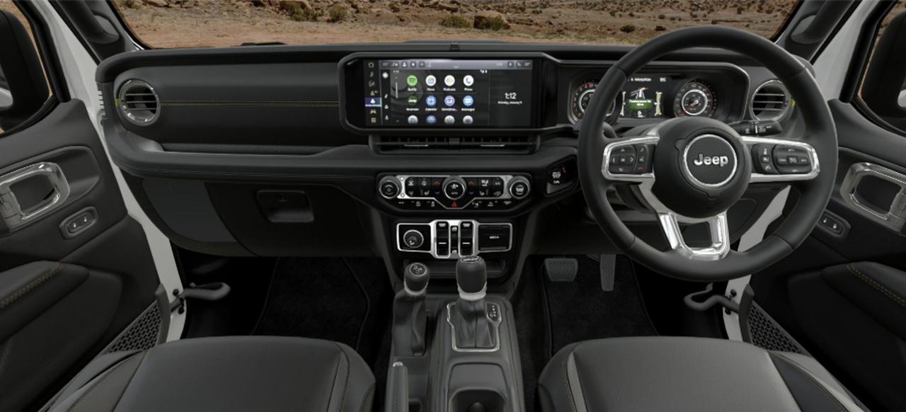 画像: Apple CarPlay/Android Autoに対応するオーディオナビゲーションシステムのほか、革巻シフトノブ、プレミアムマッキンリーシート（合成皮革）、フロントシートヒーターを備える。