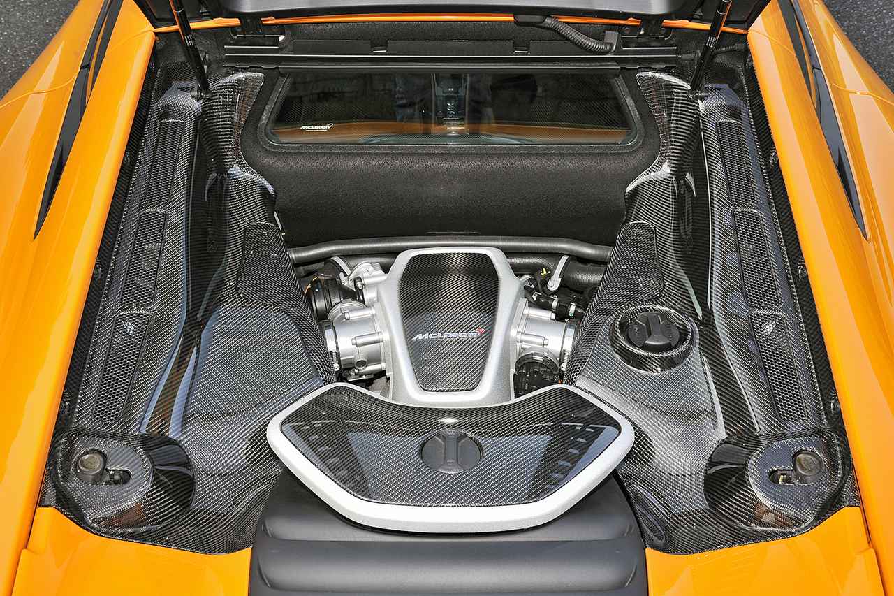 画像: 600psと600Nmを発生する3.8L V8ツインターボエンジン。欧州複合モード燃費は8.54km／Lで、昔のスーパースポーツカーよりはかなり好燃費。