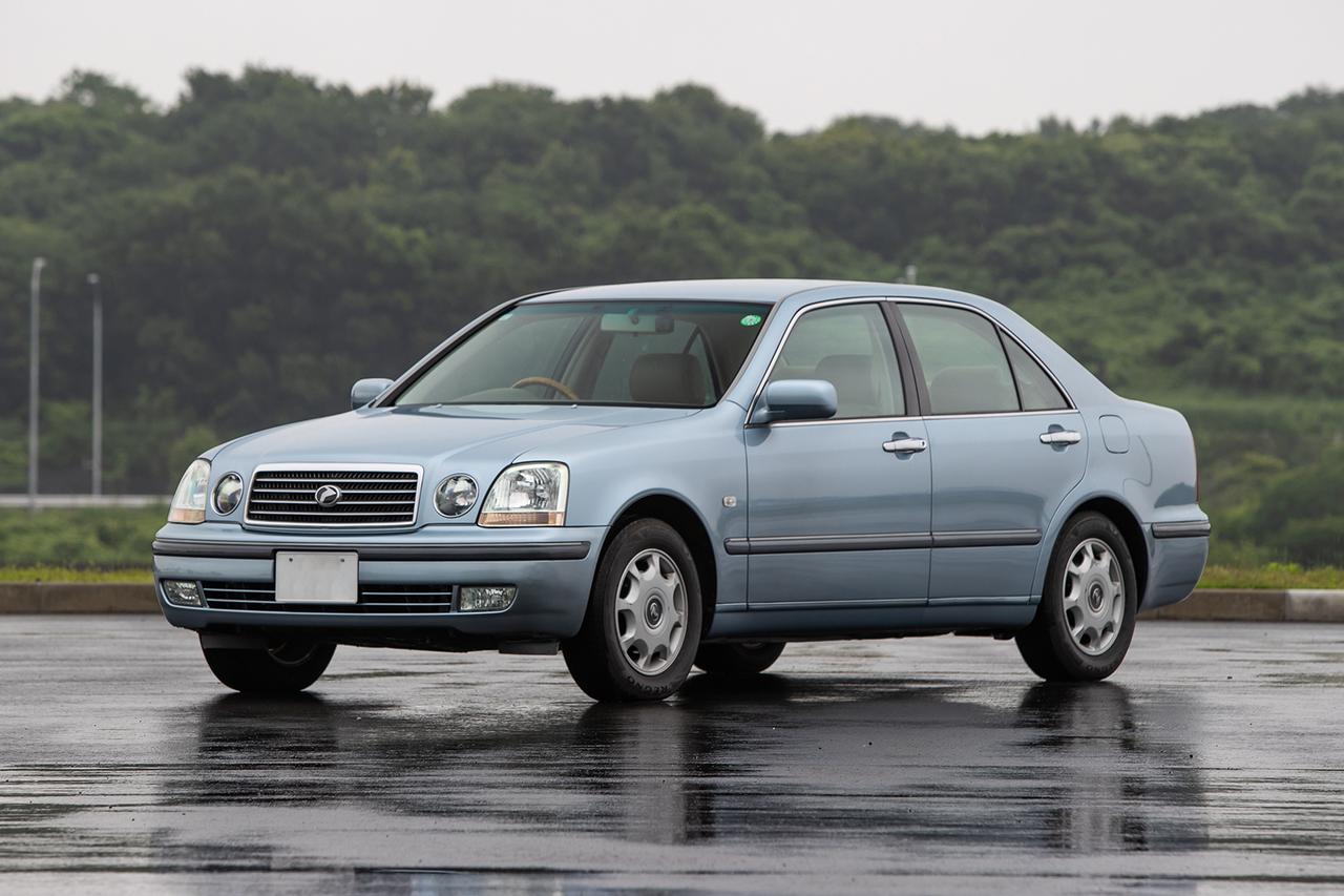 画像: 購入した2001年式トヨタ プログレ NC250 ウォールナットパッケージ。走行距離は5万6000kmと少なめで、整備記録簿も残っており、機関の状態は良さげ。内外装に年式相応のヤレはあるものの、すでに気に入っている。