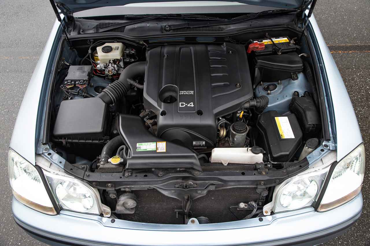 画像: マイナーチェンジ後のモデルなので、搭載されるエンジンは2.5L 直列6気筒(1JZ-FSE)自然吸気で直噴システムD-4を採用。最高出力は200ps/6000rpm、最大トルクは25.5kgm/3800rpm。燃料タンクはなんと70L!