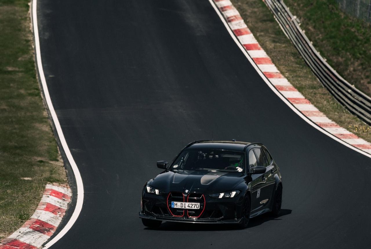 画像: BMW M開発ドライバーのヨルグ・ヴァイディンガー（メイン写真）が7分29秒490でニュルを攻略。