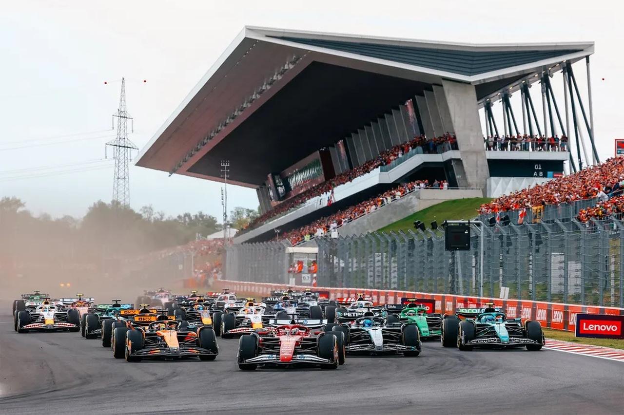 画像: ポールポジションのシャルル・ルクレール(フェラーリ)がスタートを決めてレースをリード。マクラーレンのオスカー・ピアストリが2番手をキープする一方で、ランド・ノリスは5番手に後退。