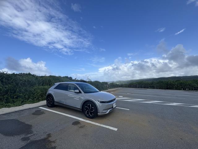 画像: 今回のドライブの最終目的地とした辺戸岬。その駐車場は平日ということもありガラガラだった。