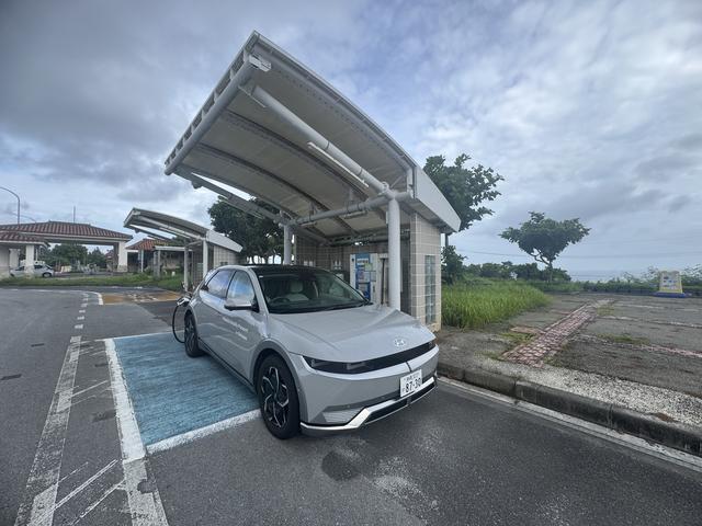 画像: 伊芸サービスエリアで充電。充電ケーブルが長いのでこのようになるが、短いともっと駐車位置を前にしないと充電できないだろう。駐車スペースに余裕があるので助かる。ただ充電器は古く、そして充電出力は低く20kW台だった。