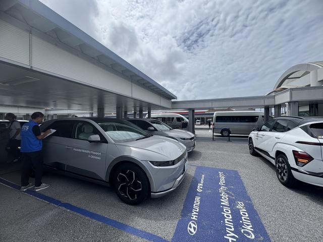 画像: OTSレンタカーではヒョンデのEVレンタカー専用スペースが用意されていた。