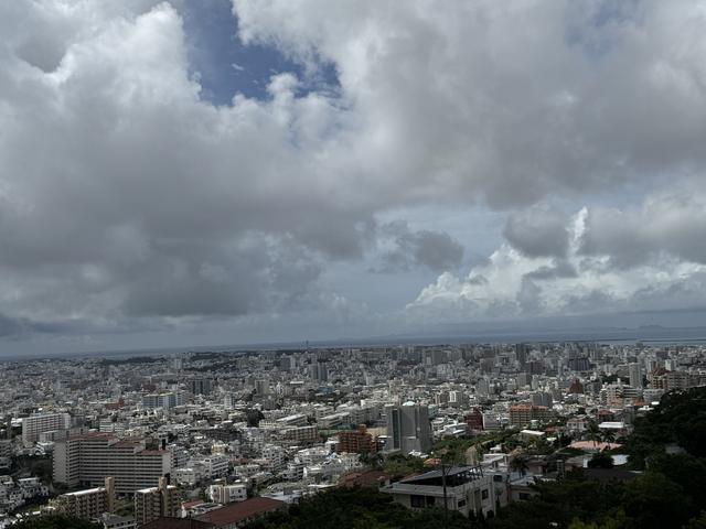 画像: 首里城公園の展望台からの景色。那覇市内が一望できる。