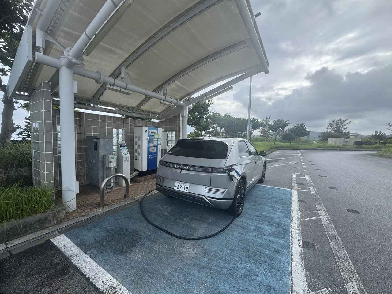 画像: 沖縄自動車道路唯一のサービスエリア、伊芸SAで充電をしてみた。IONIQ 5は急速、普通充電とも右後方にあるため少し駐車枠からはみ出したように駐車する。