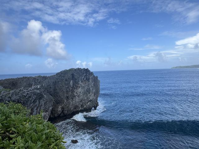画像: 辺戸岬。沖縄本島の最北端にあり、阿摩美久（あまみく）という神が沖縄諸島をここから作った「始まりの場所」とされるパワースポットである。