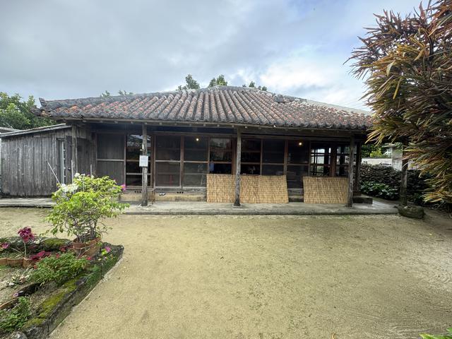 画像: 浜比嘉島には古民家食道や古民家カフェがいくつかある。ここ「てぃーらぶい」は店内の雰囲気もよくゆっくりできる場所だ。近くに駐車場も用意されている。