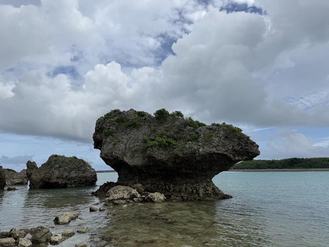 画像: 浜比嘉島にあるアマミチューの墓の近くにある奇岩。