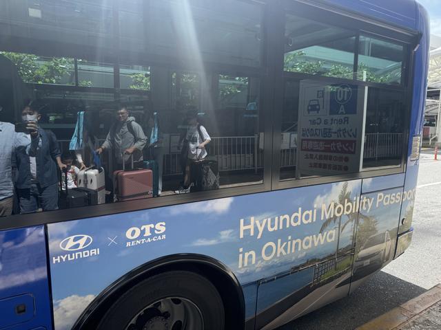 画像1: 那覇空港からOTSレンタカー臨空豊崎営業所までは、ひと目でそれとわかるラッピングの無料送迎バスで移動した。