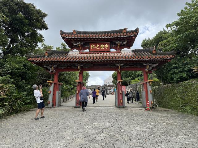 画像: 沖縄の観光名所、首里城公園。海外からも多くの観光客がきていた。