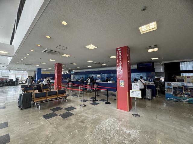 画像: OTSレンタカー臨空豊崎営業所。店内は広く、対応スペースも多い。到着順に案内されるので待ち時間もそれほど長くなかった。