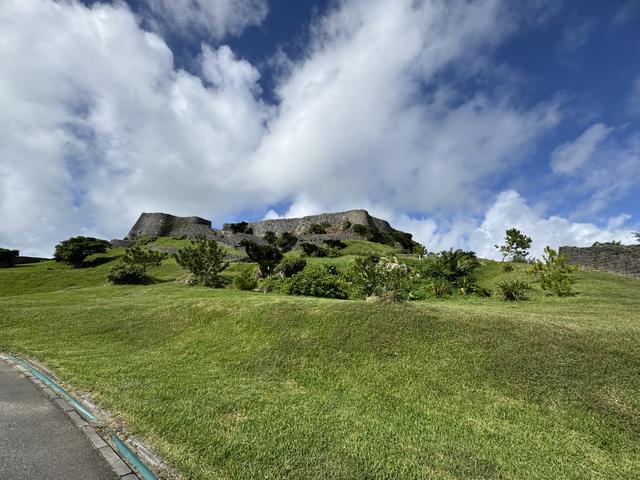 画像: 世界遺産勝連城跡。琉球王国に抵抗した有力城主阿麻和利（あまわり）の居城である。歩いて頂上まで登ることができ、そこからは遠くまで景色が見渡せる。