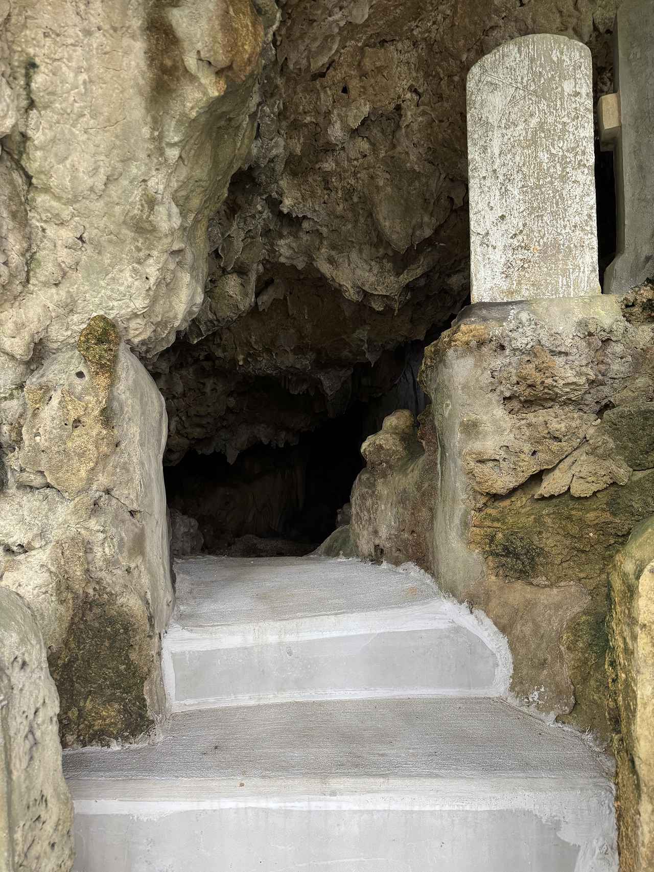 画像: アマミチューとシルミチューが住居したといわれる洞窟「シルミチューの霊場」ここを訪れると子宝に恵まれるといわれている。