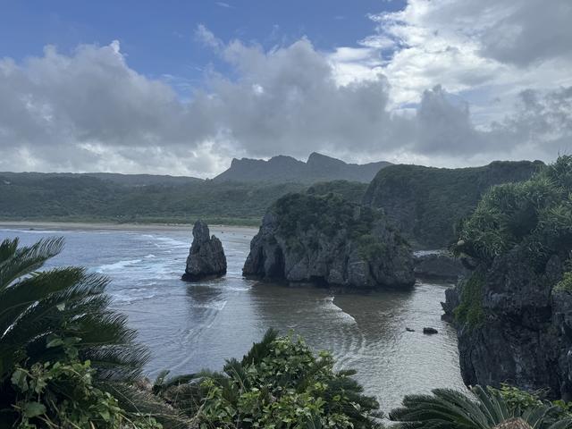 画像: 辺戸岬の展望台から見えた奇岩。
