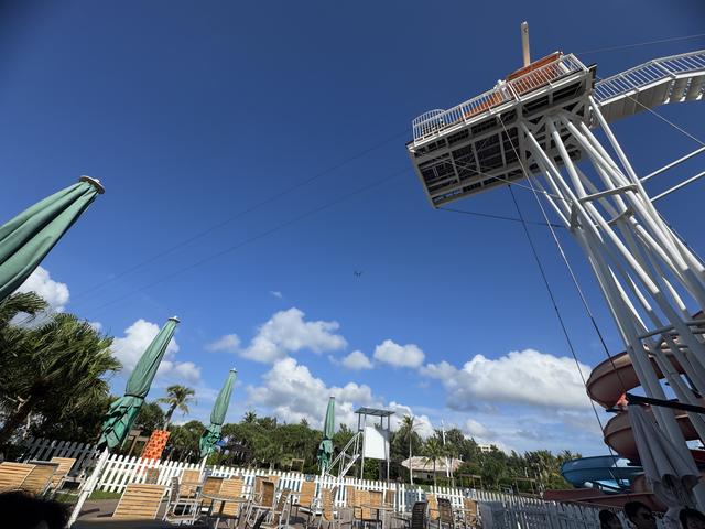 画像: シェラトン沖縄サンマリーナリゾートにある全長250mのジップライン。海の上を滑降するので実に爽快だ。