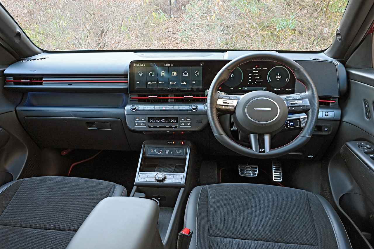 画像: 12.3インチのディスプレイが2枚並ぶインパネ。ウインカーレバーの位置はJIS規格で日本車と同じ右、ワイパーレーバーは左にレイアウトされる。