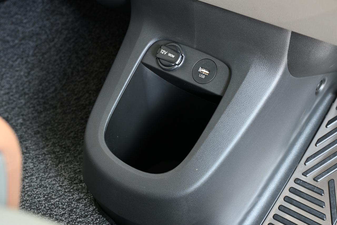 画像: フロントの収納部分には12V電源とUSB Aが装備される。